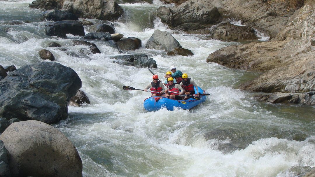 Rafting en el río – aventura llena de acción en las montañas